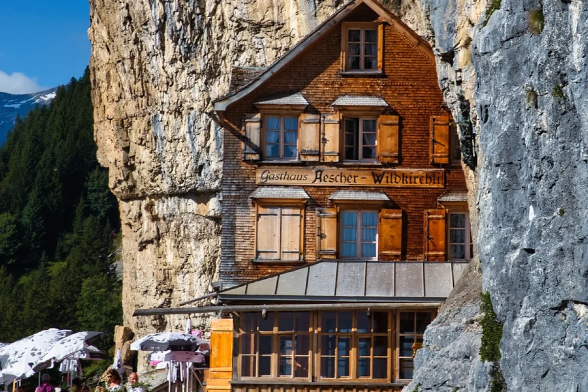 Äescher & Appenzell: Adventure awaits at Äescher, where stunning cliffs meet the charming village of Appenzell – a perfect blend of nature and culture!