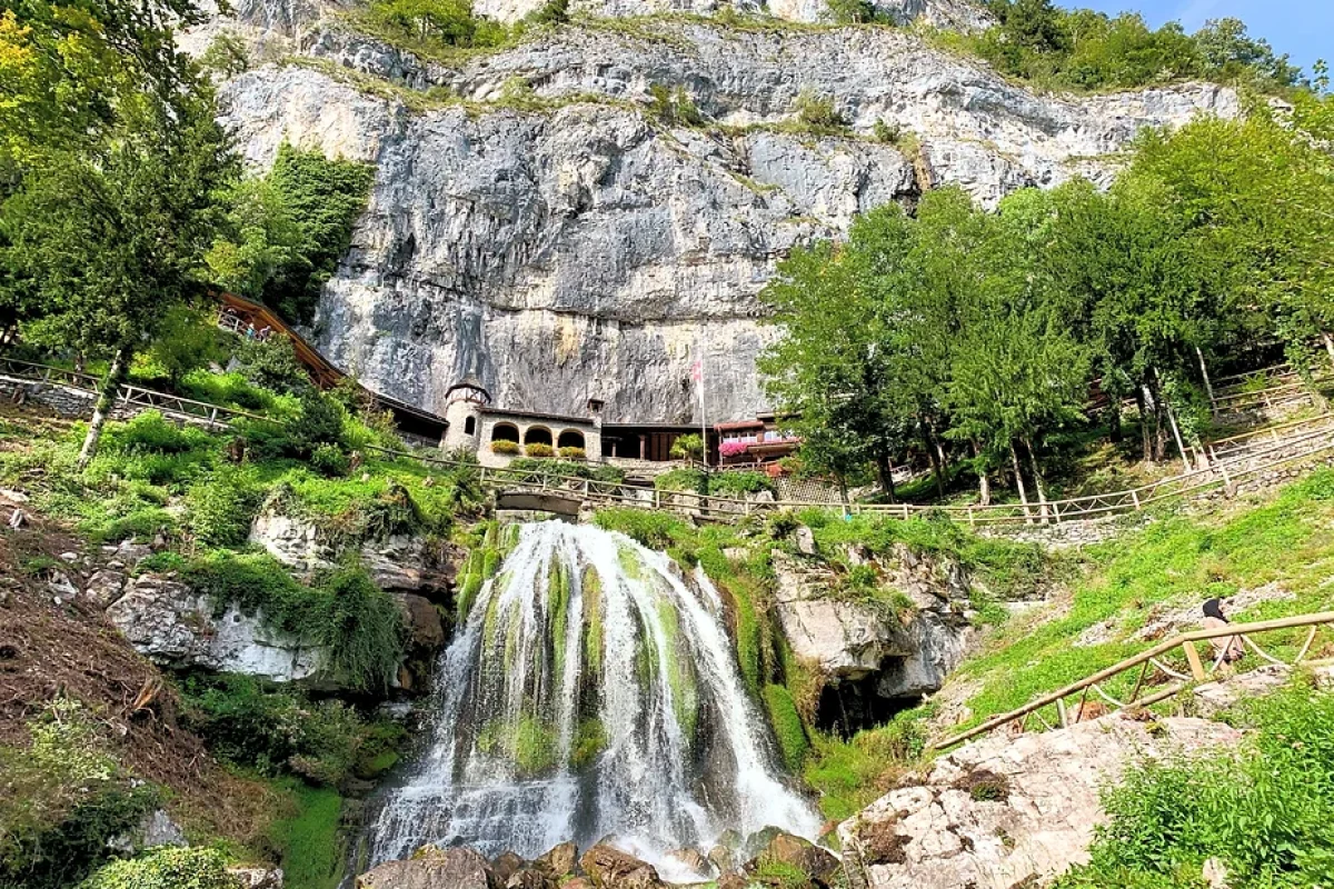 St. Beatus Caves: A mystical journey through stunning limestone caverns…
